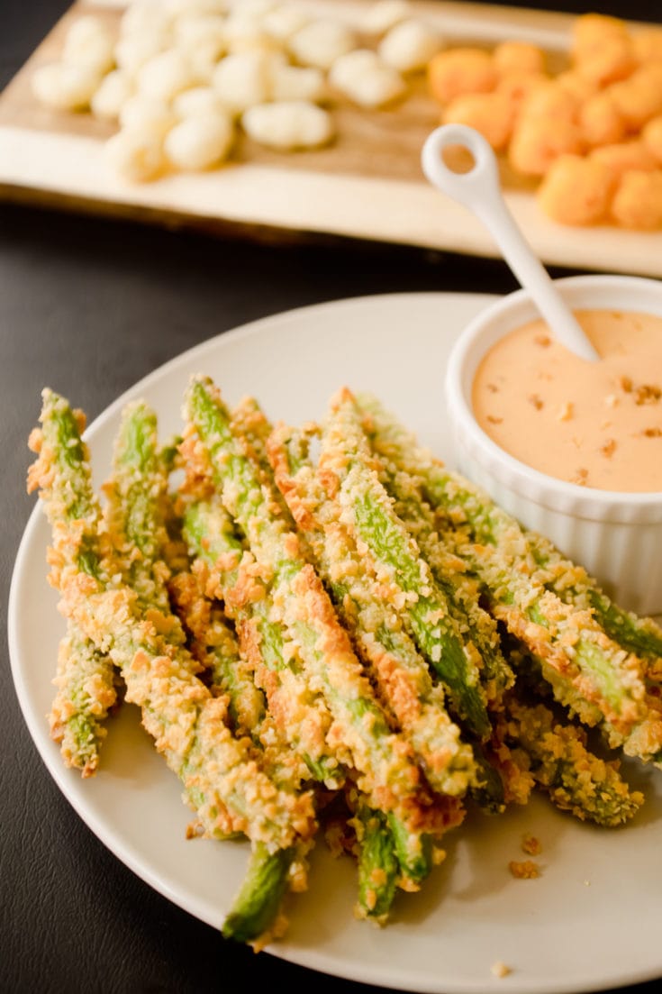 Oven Baked Green Bean Fries with Creamy Sriracha Sauce